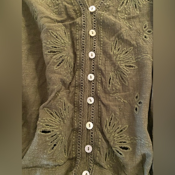 Women’s dark green top, flowy wide arms, buttons in front, v neck - Picture 2 of 5